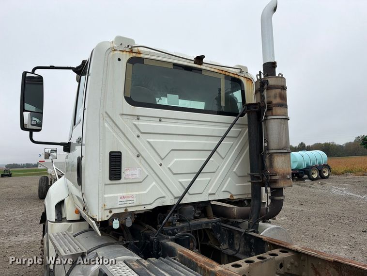 image for item DT3069 2011 International LF627 semi truck