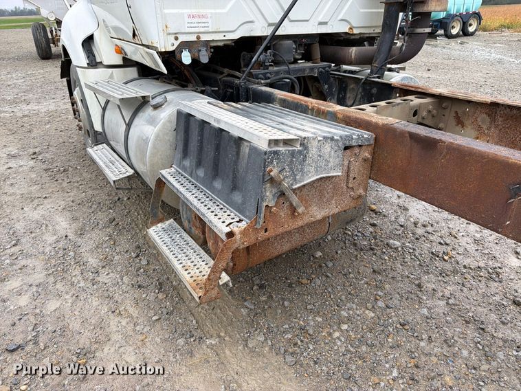 image for item DT3069 2011 International LF627 semi truck