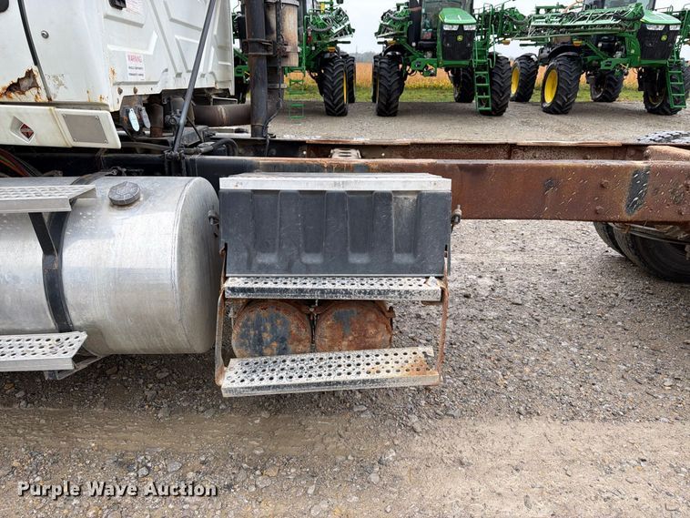 image for item DT3069 2011 International LF627 semi truck