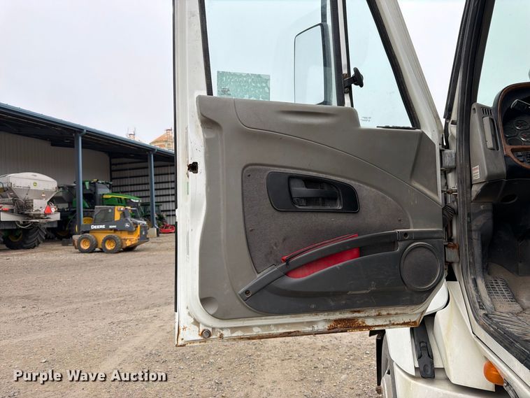 image for item DT3069 2011 International LF627 semi truck