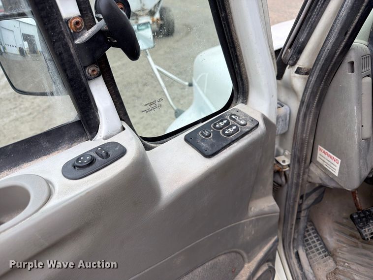 image for item DT3069 2011 International LF627 semi truck