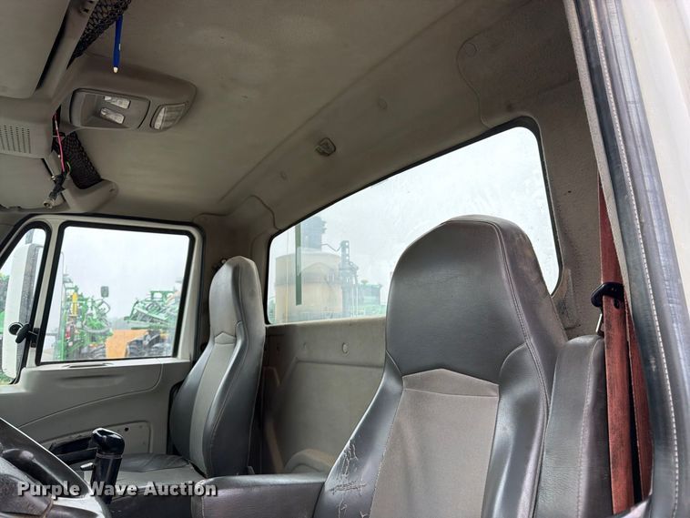image for item DT3069 2011 International LF627 semi truck