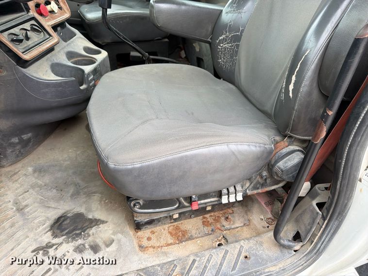 image for item DT3069 2011 International LF627 semi truck