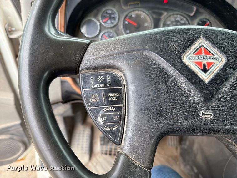 image for item DT3069 2011 International LF627 semi truck