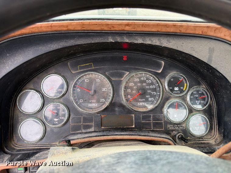 image for item DT3069 2011 International LF627 semi truck