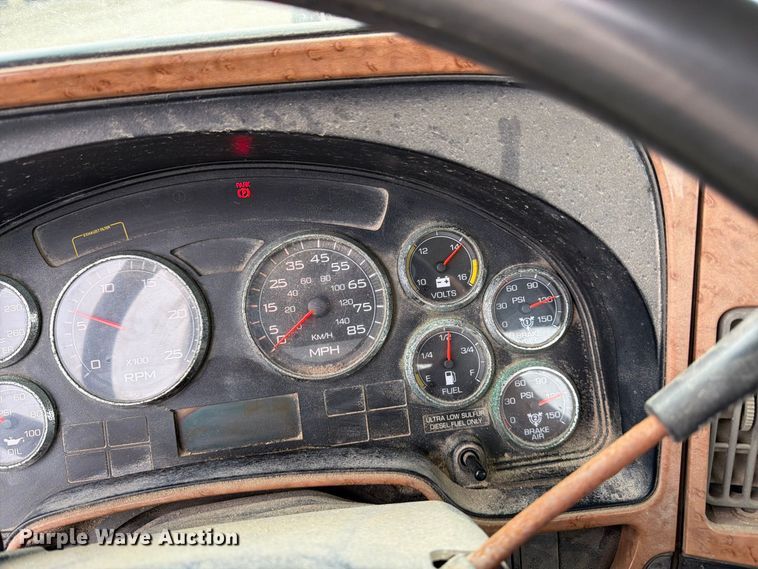 image for item DT3069 2011 International LF627 semi truck
