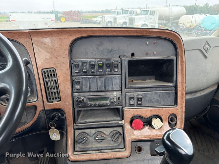 image for item DT3069 2011 International LF627 semi truck