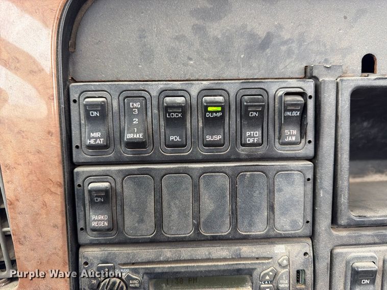 image for item DT3069 2011 International LF627 semi truck