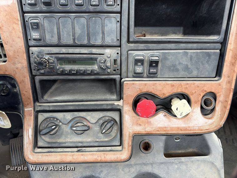image for item DT3069 2011 International LF627 semi truck