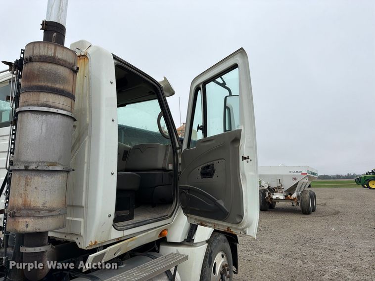 image for item DT3069 2011 International LF627 semi truck