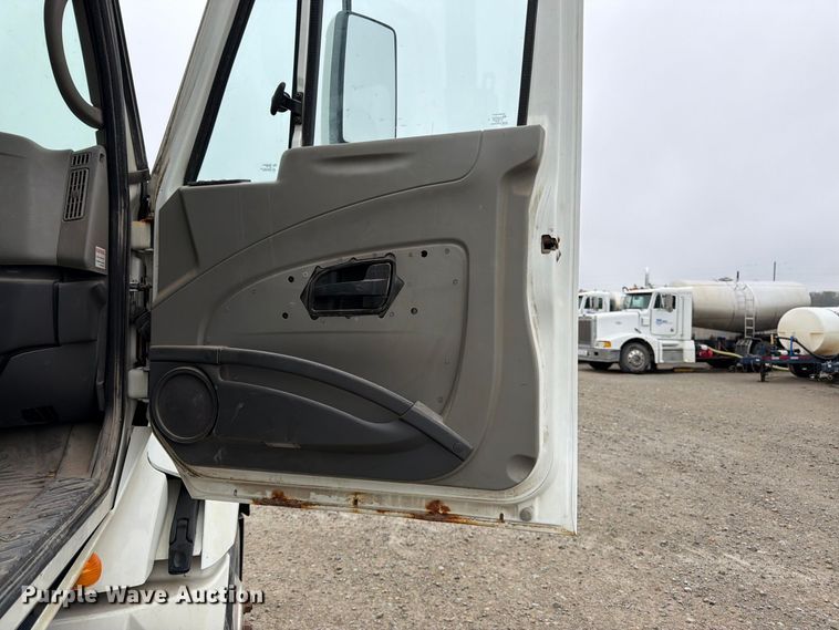image for item DT3069 2011 International LF627 semi truck