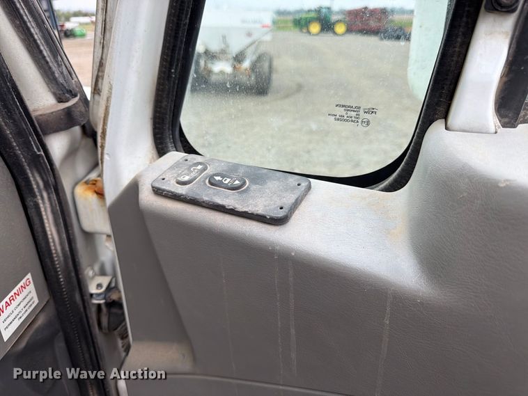 image for item DT3069 2011 International LF627 semi truck