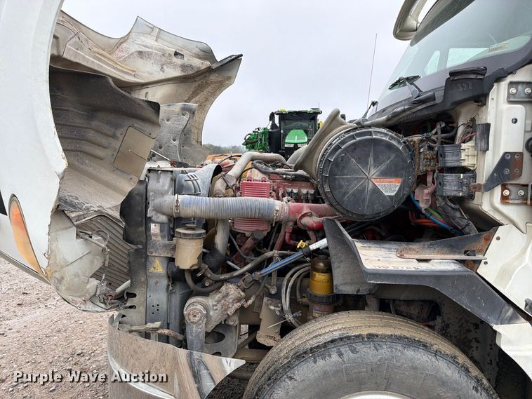 image for item DT3069 2011 International LF627 semi truck