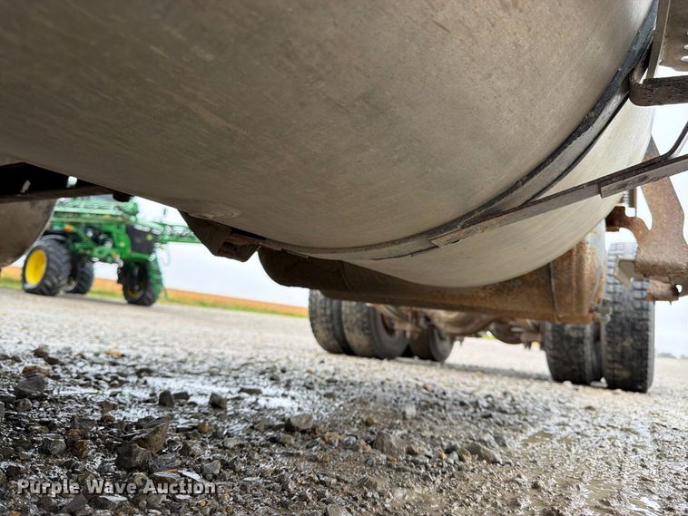 image for item DT3069 2011 International LF627 semi truck