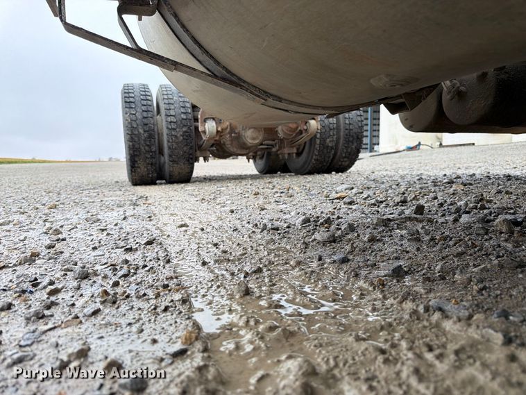 image for item DT3069 2011 International LF627 semi truck