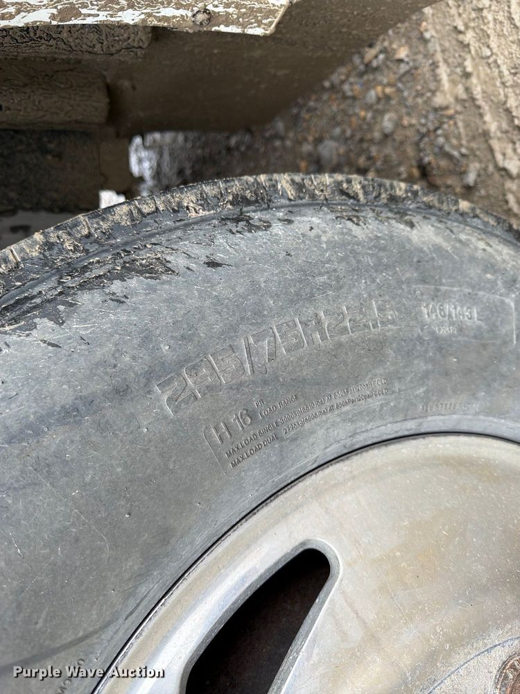 image for item DT3069 2011 International LF627 semi truck