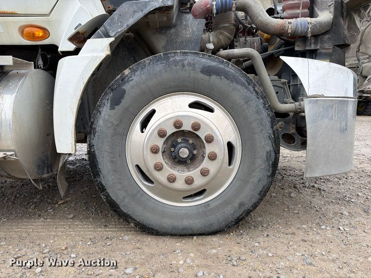image for item DT3069 2011 International LF627 semi truck