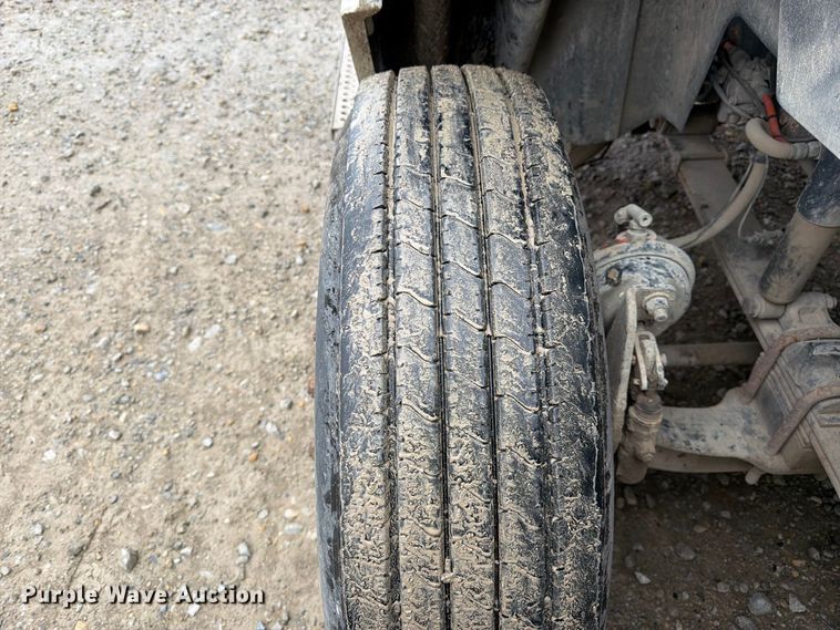 image for item DT3069 2011 International LF627 semi truck