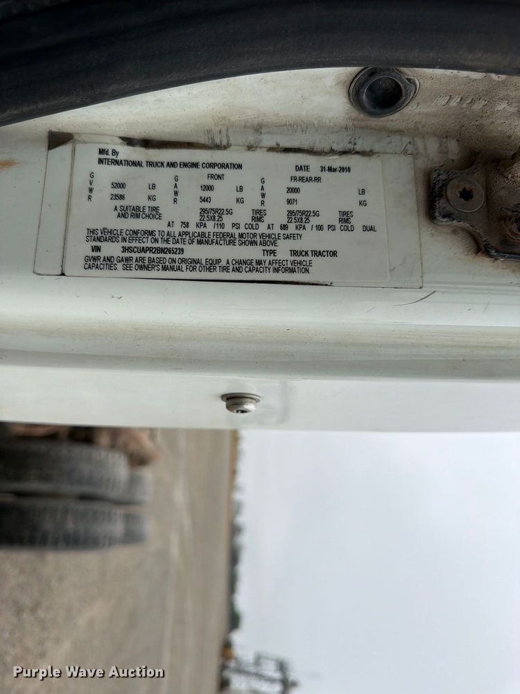 image for item DT3069 2011 International LF627 semi truck