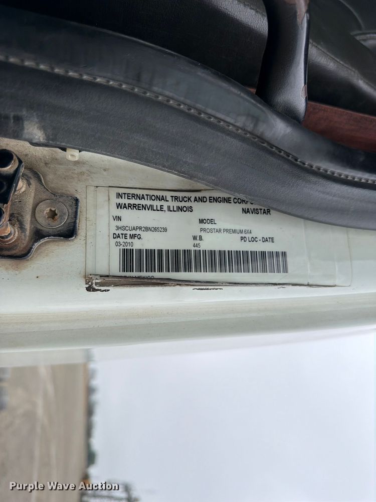 image for item DT3069 2011 International LF627 semi truck
