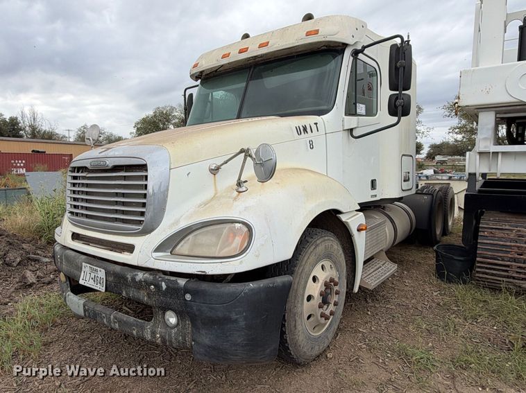 2005 Freightliner Columbia semi truck