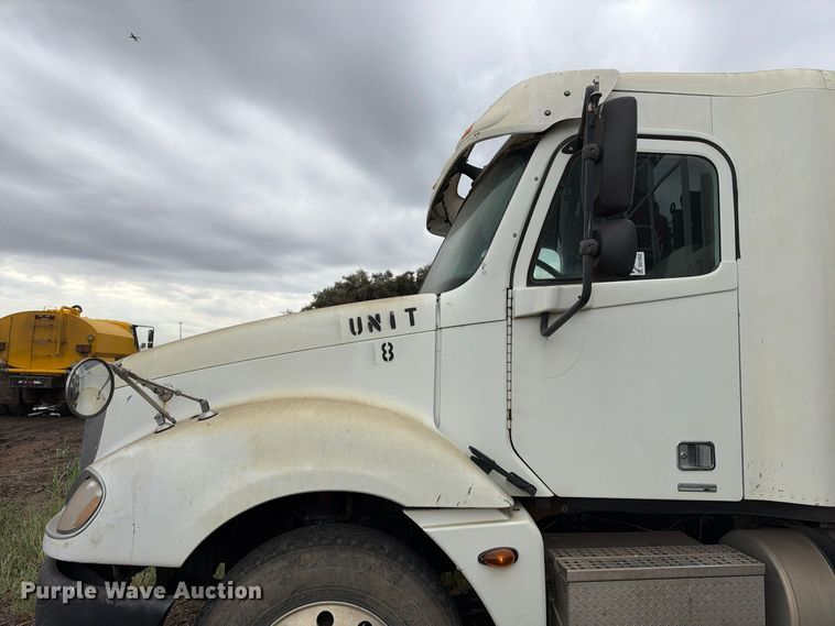 image for item DU1552 2005 Freightliner Columbia semi truck