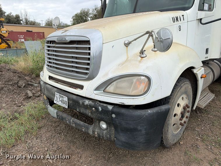 image for item DU1552 2005 Freightliner Columbia semi truck