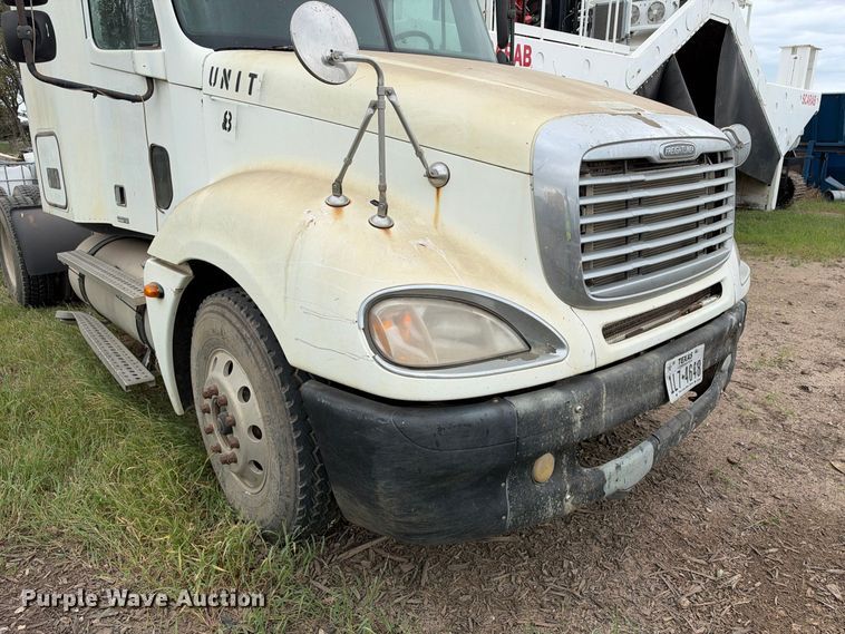 image for item DU1552 2005 Freightliner Columbia semi truck
