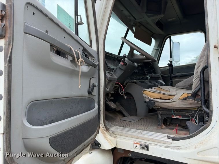 image for item DU1552 2005 Freightliner Columbia semi truck