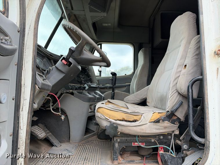 image for item DU1552 2005 Freightliner Columbia semi truck