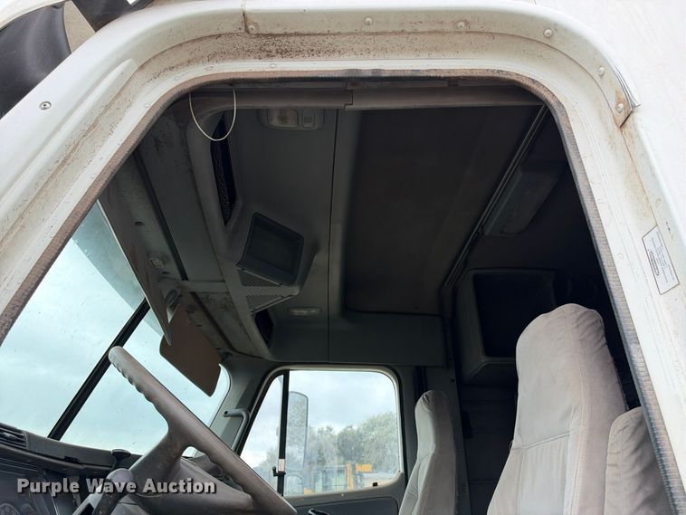 image for item DU1552 2005 Freightliner Columbia semi truck