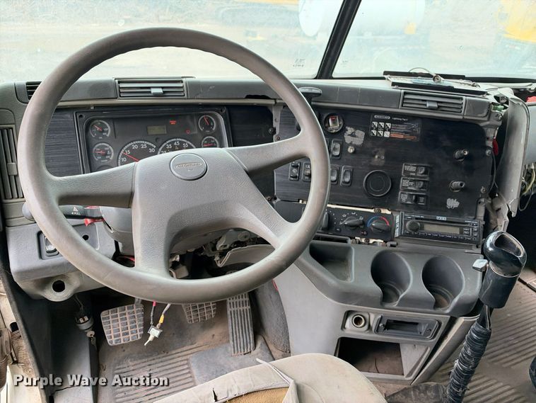 image for item DU1552 2005 Freightliner Columbia semi truck
