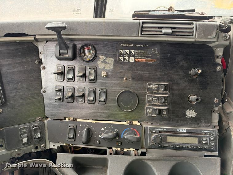 image for item DU1552 2005 Freightliner Columbia semi truck