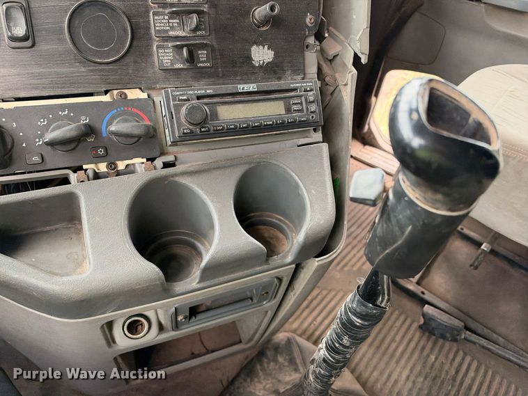image for item DU1552 2005 Freightliner Columbia semi truck
