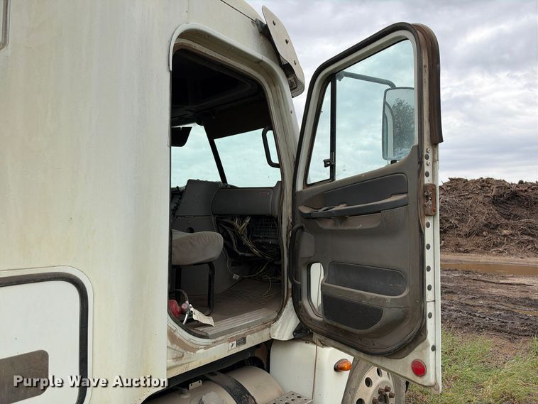 image for item DU1552 2005 Freightliner Columbia semi truck