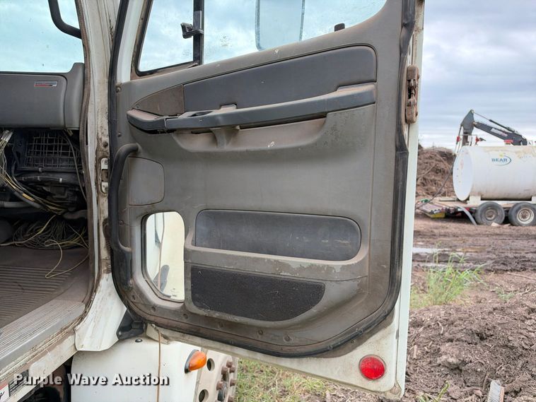 image for item DU1552 2005 Freightliner Columbia semi truck