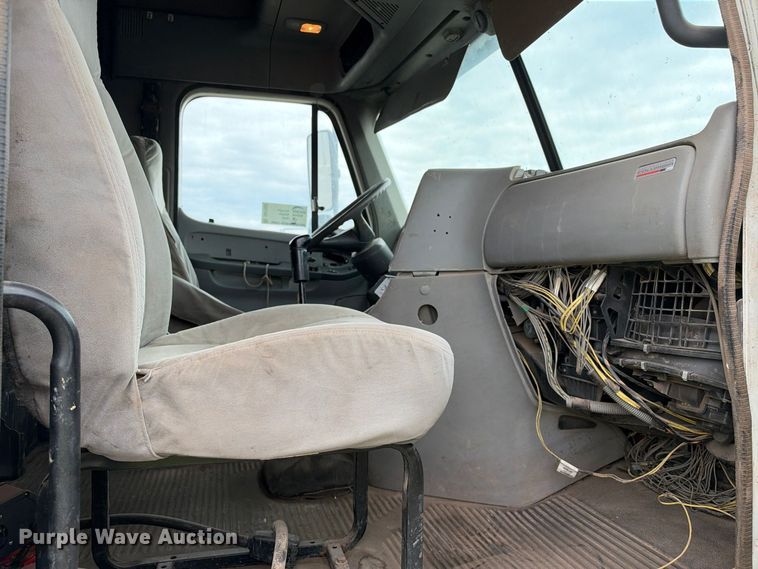image for item DU1552 2005 Freightliner Columbia semi truck