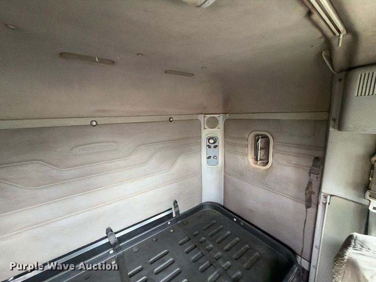 image for item DU1552 2005 Freightliner Columbia semi truck