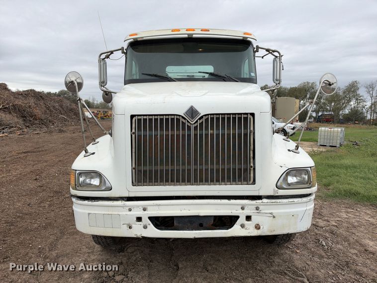 image for item DU1553 2005 International 9200 semi truck