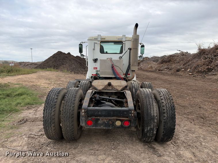 image for item DU1553 2005 International 9200 semi truck
