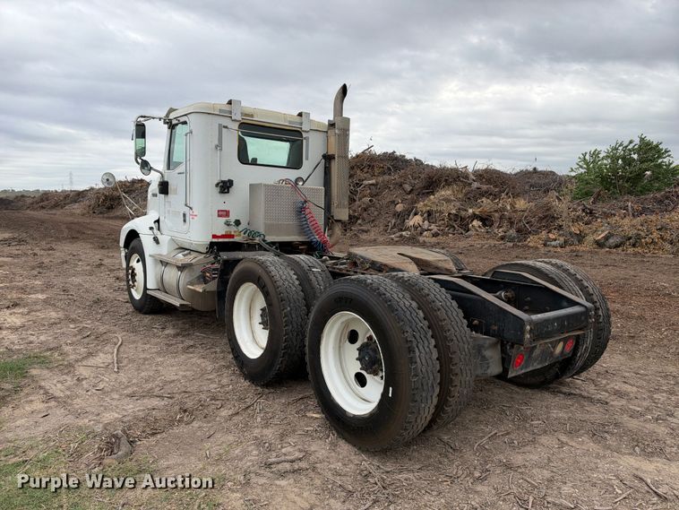 image for item DU1553 2005 International 9200 semi truck
