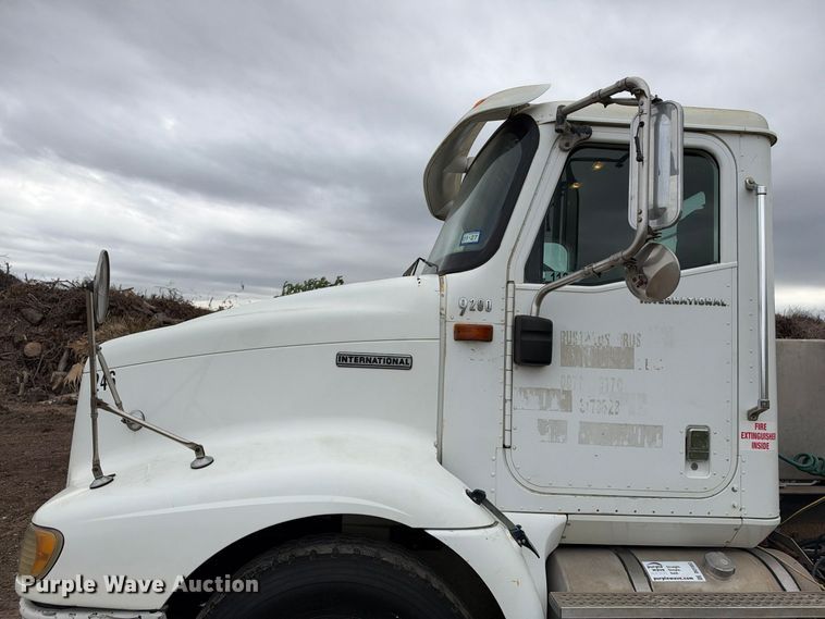 image for item DU1553 2005 International 9200 semi truck
