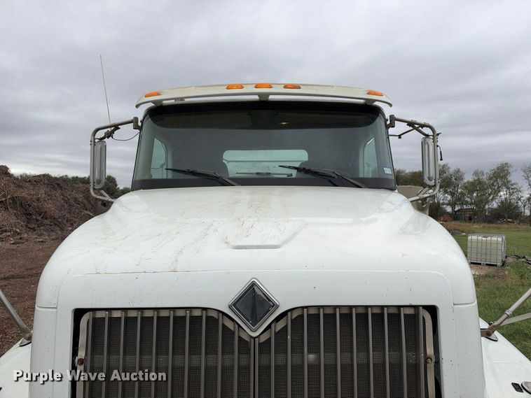 image for item DU1553 2005 International 9200 semi truck