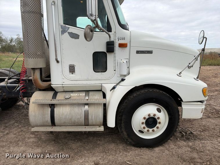 image for item DU1553 2005 International 9200 semi truck