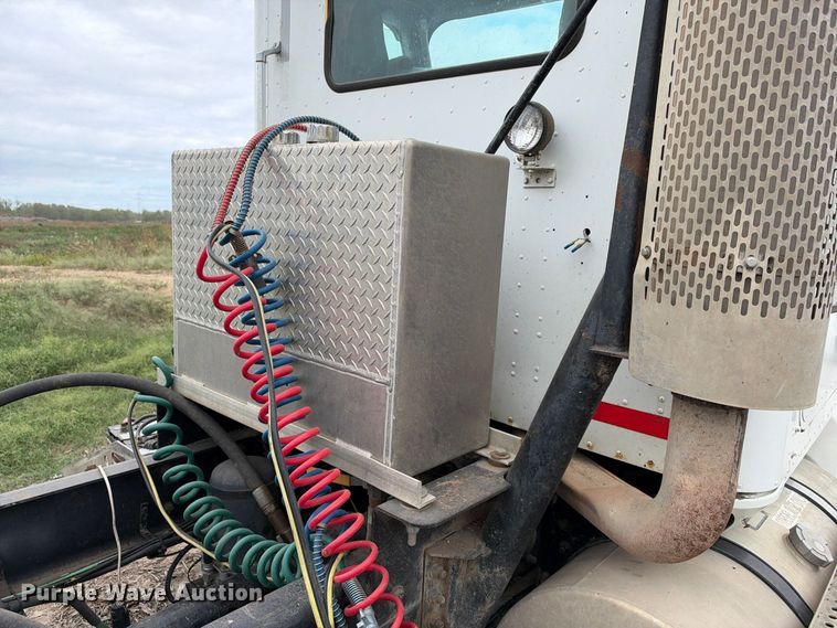 image for item DU1553 2005 International 9200 semi truck