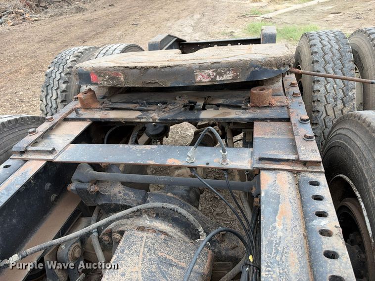 image for item DU1553 2005 International 9200 semi truck