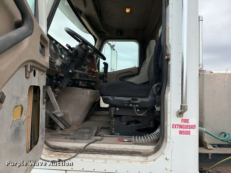 image for item DU1553 2005 International 9200 semi truck