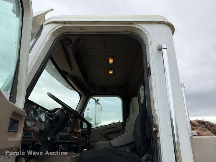 image for item DU1553 2005 International 9200 semi truck