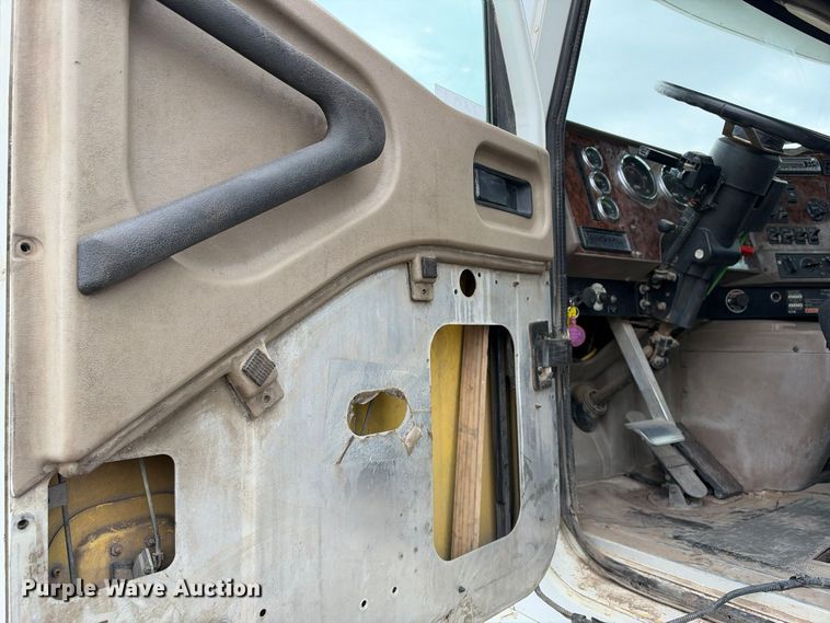 image for item DU1553 2005 International 9200 semi truck