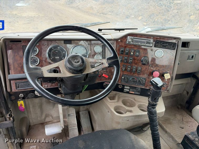 image for item DU1553 2005 International 9200 semi truck